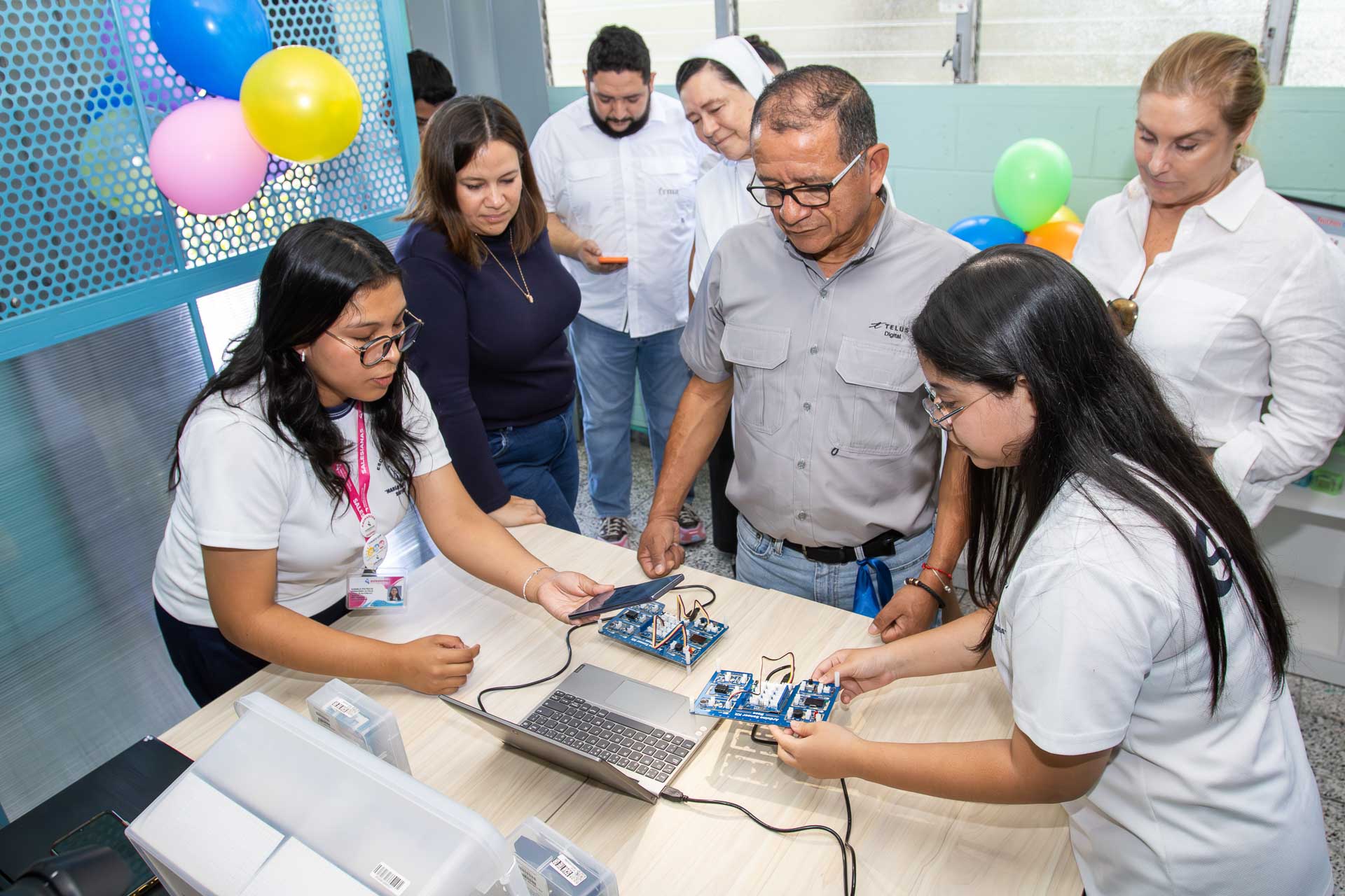 Estudiantes participando en actividad de educación STEAM con tecnología en aula de Soyapango impulsada por Fundación Rafael Meza Ayau y TELUS Digital