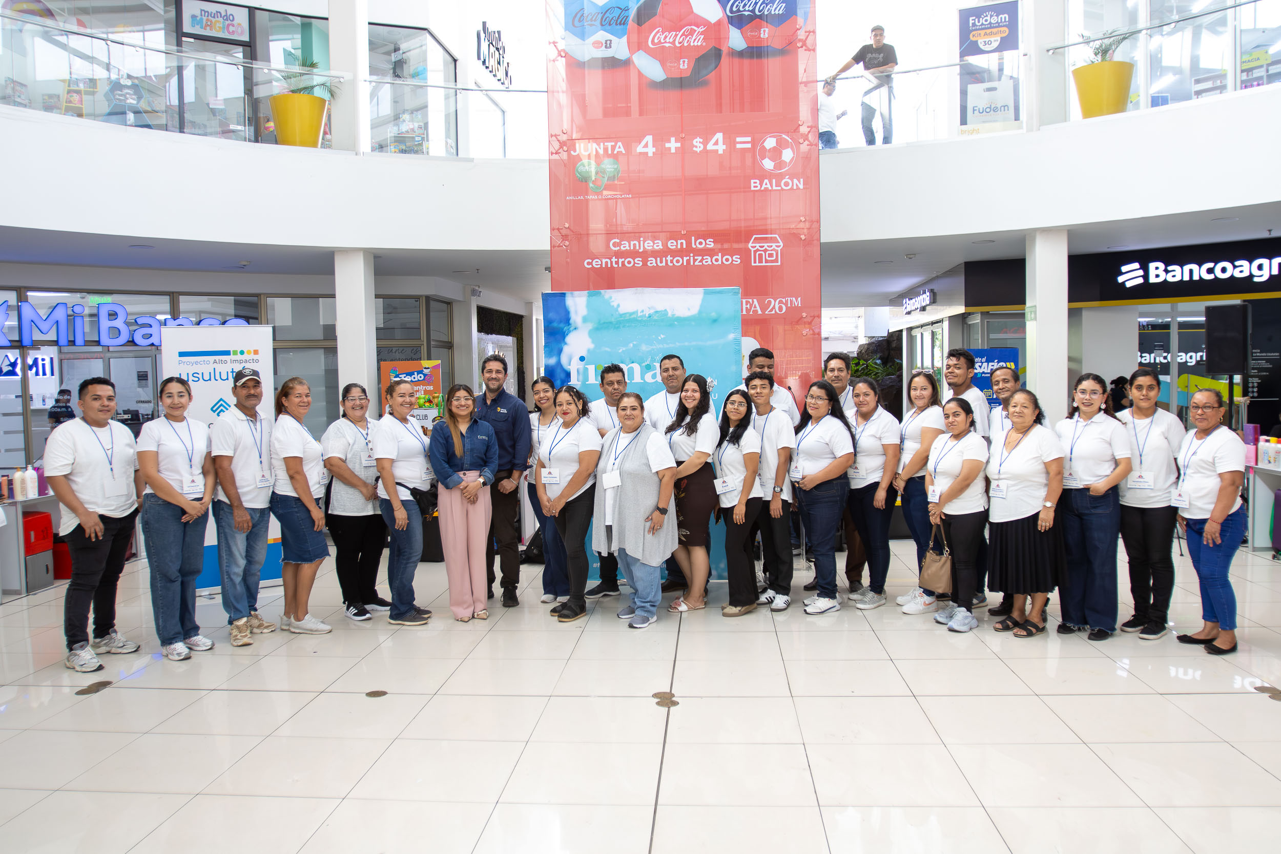 Emprendedores participantes en feria UsuMarket en Usulután fortaleciendo emprendimientos en Usulután con apoyo de Fundación Rafael Meza Ayau